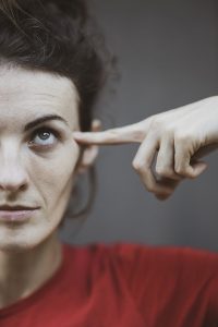 Lee más sobre el artículo Salirse del piloto de los pensamientos negativos  para elevar la energía positiva
